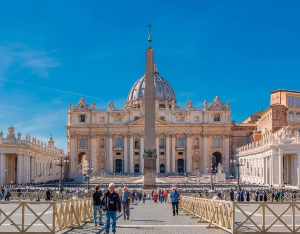 A bazilika, a Vatikáni Szent Péter téren — Stock Fotó