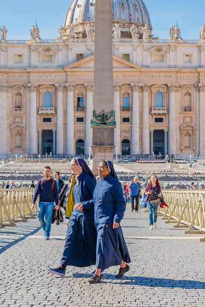 A bazilika, a Vatikáni Szent Péter téren keresztül sétálni apáca — Stock Fotó