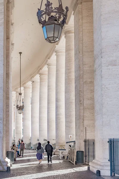 Séta a Szent Péter tér oszlopsorok ban Vatikáni apáca — Stock Fotó