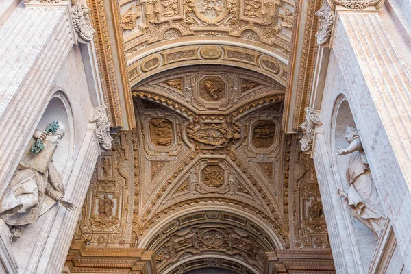 Standbeelden van Saint Peter's Basiliek in het Vaticaan — Stockfoto