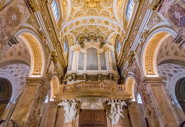 Kunstvolle orgel der kirche von san luigi dei francesi in rom — Stockfoto