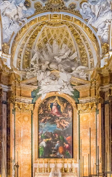 Reich verzierter innenraum der kirche von san luigi dei francesi in rom — Stockfoto