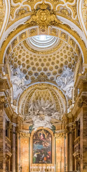 Kwiecisty wnętrze kościoła San Luigi dei Francesi w Rzymie — Zdjęcie stockowe