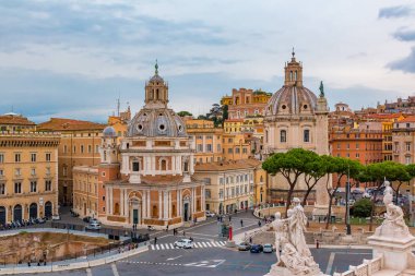 Roma manzarası ve Santa Maria di Loreto Kilisesi kubbe 