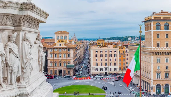 Panorámás kilátás nyílik a haza oltára a Piazza Venezia — Stock Fotó