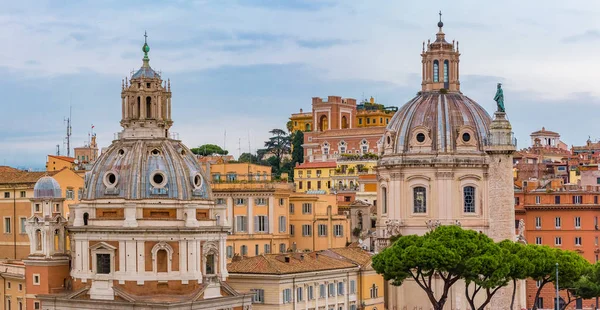 Róma városára és a Santa Maria di Loreto templom kupolája — Stock Fotó