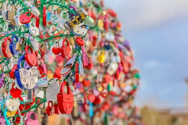 Aşk evlilik ve nişan simgeleyen kilitleri