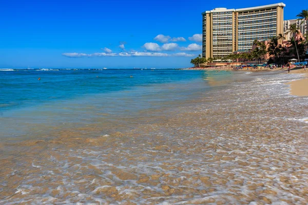 Ondas quebrando na praia de Waikiki em Honolulu Havaí — Fotografia de Stock