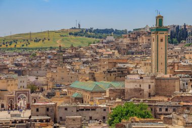 Fez medina antik rooftops üzerinde göster