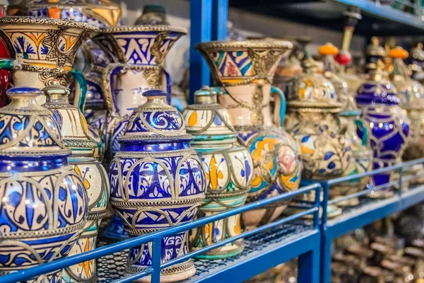 Artesanías de cerámica marroquí en exhibición en una tienda de cerámica — Foto de Stock