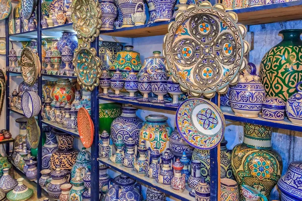 Moroccan ceramics handicrafts on display in a pottery shop — Stock Photo, Image