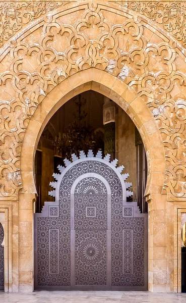 Casablanca Mor Hassan II Faslı bir caminin süslü kapıları — Stok fotoğraf