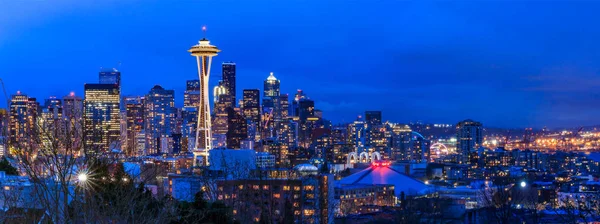 Vista panorámica del horizonte de Seattle al atardecer desde Kerry Park en Seattle — Foto de Stock
