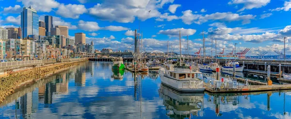 Seattle waterfront üzerinde bir güneşli şehir manzarası ile Panoraması 
