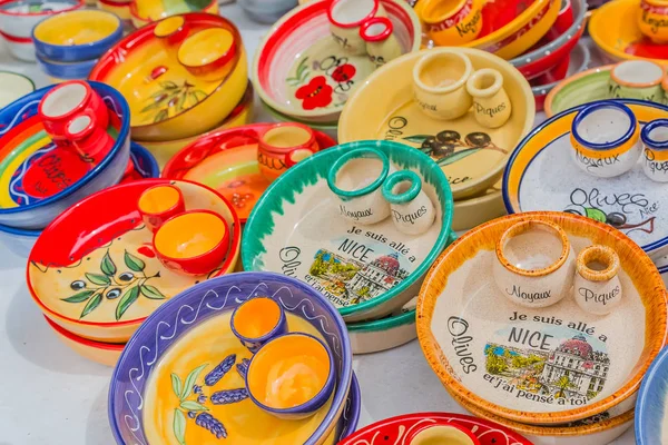 Ceramic souvenir pottery dishes at the Cours Saleya famous marke — Stock Photo, Image