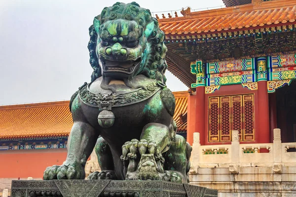 Χάλκινο Imperial κηδεμόνα λιοντάρι στο διάσημο απαγορευμένη πόλη Πεκίνο Κίνα — Φωτογραφία Αρχείου