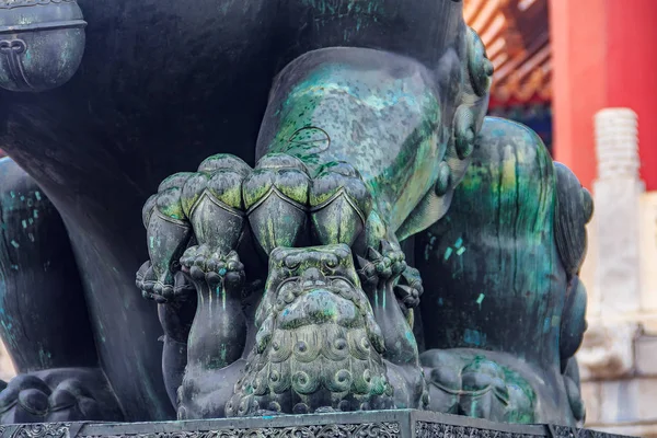 Bronze Imperial guardian lion in famous Forbidden City Beijing China — Stock Photo, Image