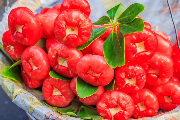 Mela rosa al mercato — Foto Stock