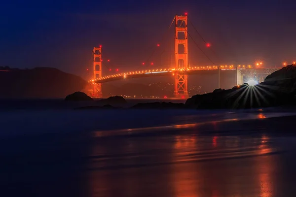 Puente Golden Gate en San Francisco desde Baker Beach al atardecer — Foto de Stock