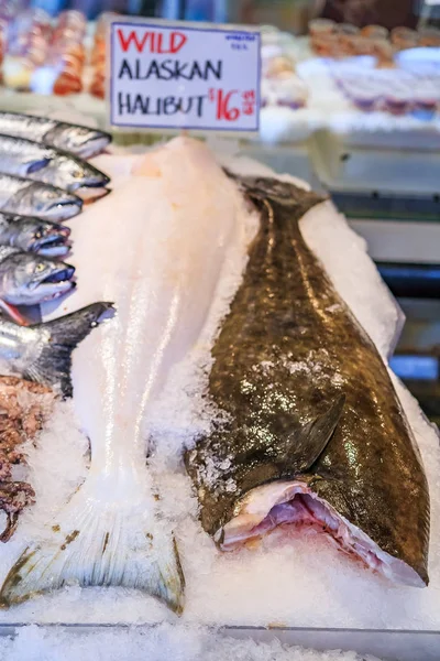 Pike Place Market Seattle satışa taze pisi balığı — Stok fotoğraf