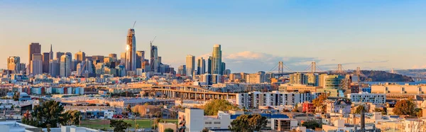 San Francisco manzarası panorama Körfez Köprüsü ile gün batımında 