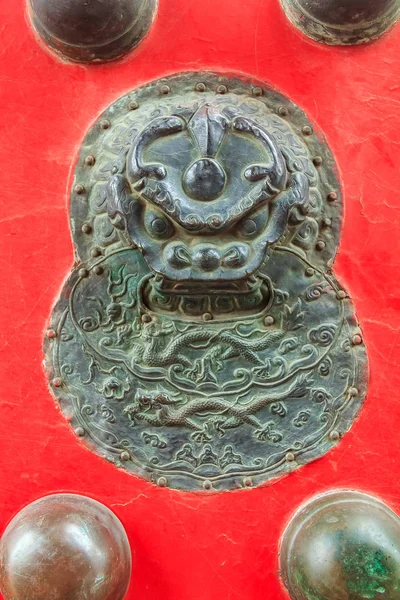 Fragmento de puerta de madera roja con un león y un dragón en el Prohibido — Foto de Stock