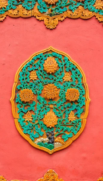 华丽的陶瓷饰品，在北紫禁城的墙上 — 图库照片