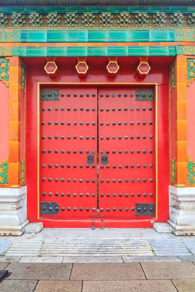 Červené dřevěné dveře na Forbidden City Beijing — Stock fotografie
