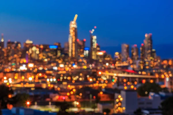 Suddig stadens ljus över San Francisco skyline på natten — Stockfoto