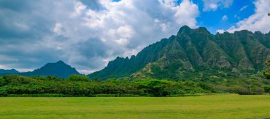 Dağ tarafından ünlü Kualoa Ranch Oahu, Hawaii Panoraması