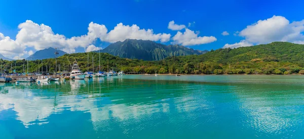 Panorama över tropiska lagunen och grönskande bergen och havet i Oahu, Hawaii — Stockfoto