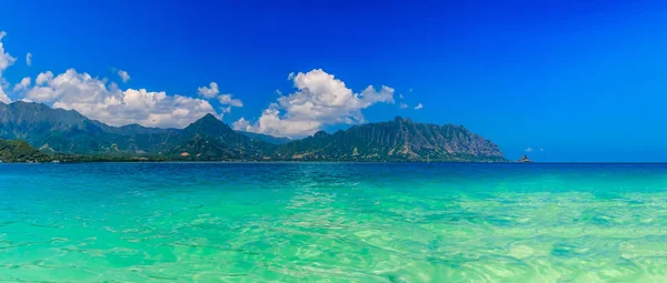 Panoramia of tropical lagoon and lush mountains and the ocean in Oahu, Hawaii — Stock Photo, Image