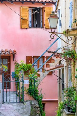 Menton eski kasaba Fransız Rivierası'nda sokaklarda