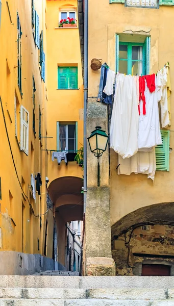 Menton eski kasaba Fransız Rivierası'nda sokaklarda