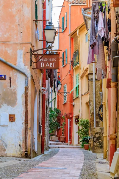 Menton eski kasaba Fransız Rivierası'nda sokaklarda