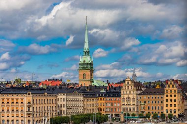 Stockholm eski şehirde G Kornhamnstorg meydanında Gotik binalar