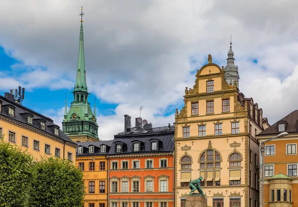 Edificios góticos en la plaza Kornhamnstorg en Estocolmo casco antiguo G — Foto de Stock