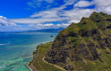 Dağ sırtlar ve Oahu Hawaii kıyı şeridi havadan görünümü