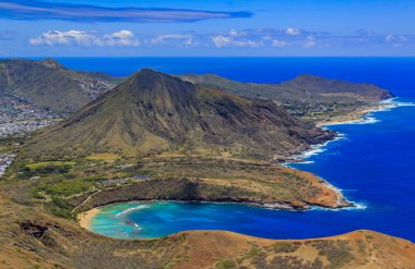 Koko Head yanardağ krateri ve Honolulu H gölünde havadan görünümü