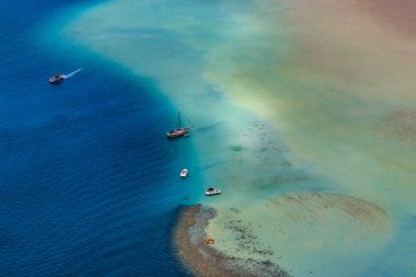 Bir kum lagün ve Oahu Hawaii plaj havadan görünümü