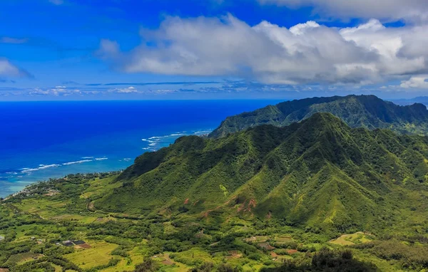 Flygfoto över Oahu kusten och bergen i Honolulu Hawaii — Stockfoto
