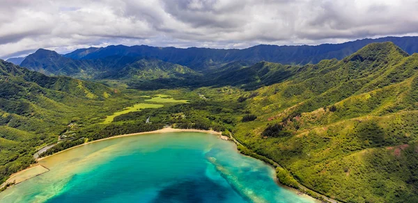 Вид с воздуха на горные хребты и побережье на Гавайях Оаху — стоковое фото
