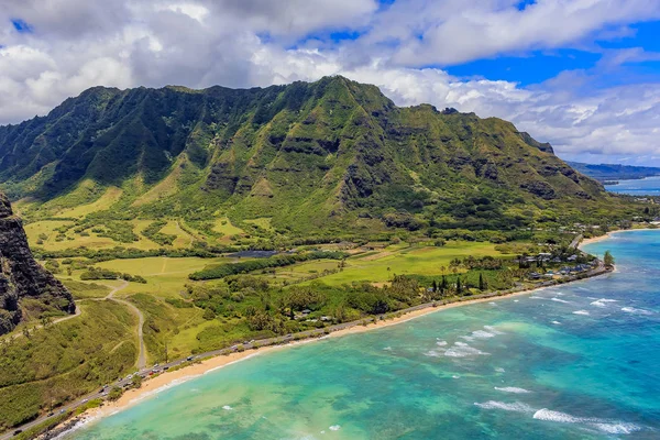 Flygfoto över Oahu kusten och bergen i Honolulu Hawaii — Stockfoto