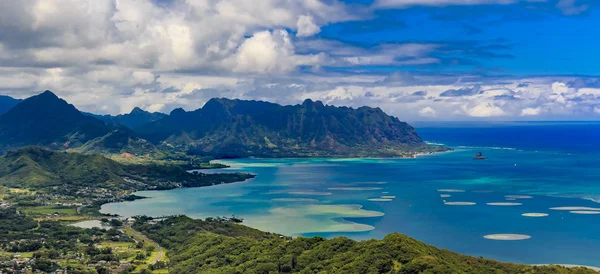 Vista aérea de la costa y montañas de Oahu en Honolulu Hawaii — Foto de Stock