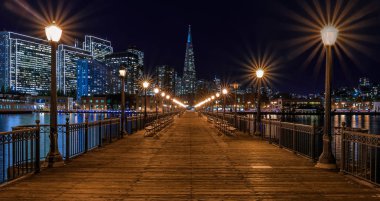 Şehir San Francisco ve Noel'de Transamerica Piramidi