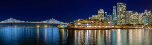 San Francisco Belle en de binnenstad met Kerstmis van houten Pier 7 — Stockfoto