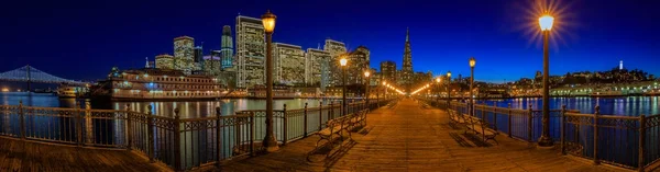 Downtown San Francisco en de Transamerica Pyramid met Kerstmis — Stockfoto