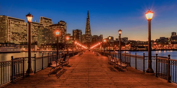 Innenstadt von San Francisco und die Transamerica-Pyramide zu Weihnachten — Stockfoto