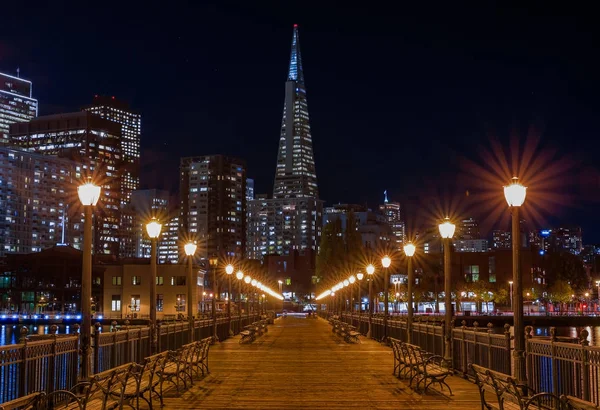 Downtown San Francisco en de Transamerica Pyramid met Kerstmis — Stockfoto