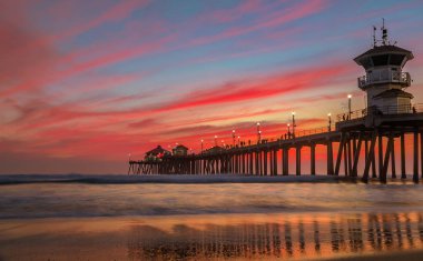 Huntington Beach iskelesinden California günbatımında